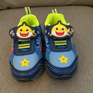 2/$10 baby Shark Toddler light up Shoes size 5 or $8 without bundle